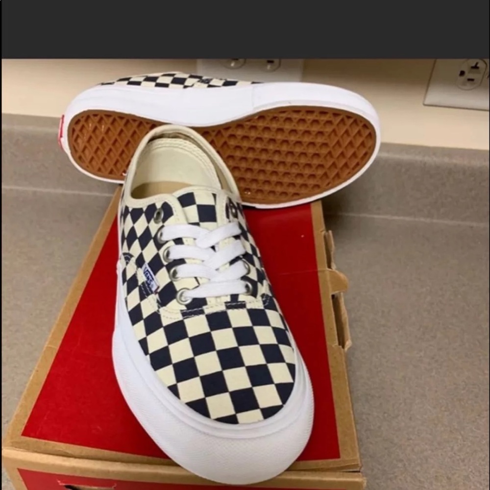 VANS NWOT AUTHENTIC PRO CHECKERED VANS WOMANS 9
